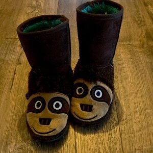 Kid size 10-11 fur lined boots.